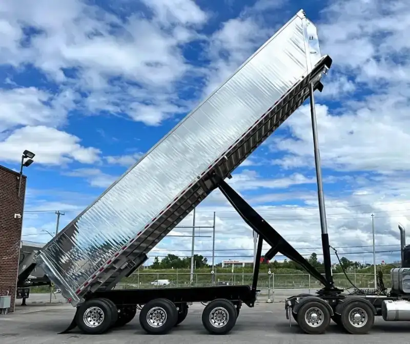 Benne basculante en aluminium levée